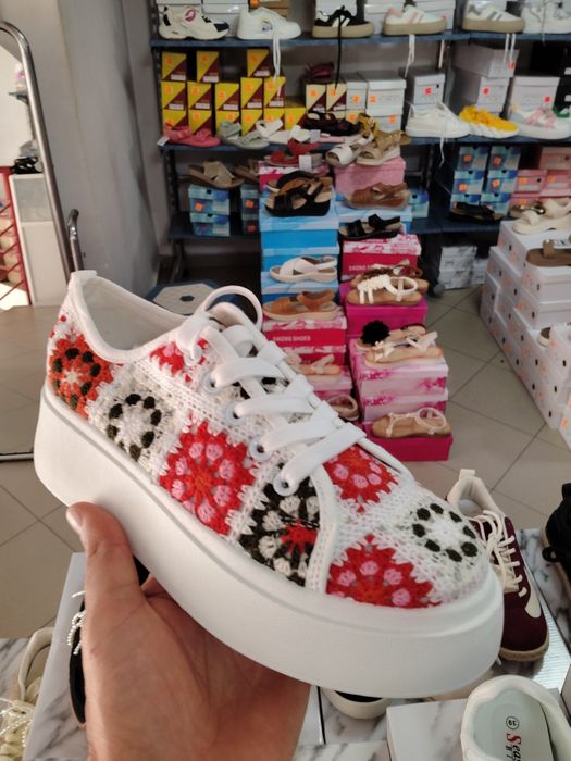 Дамски маратонки на едро