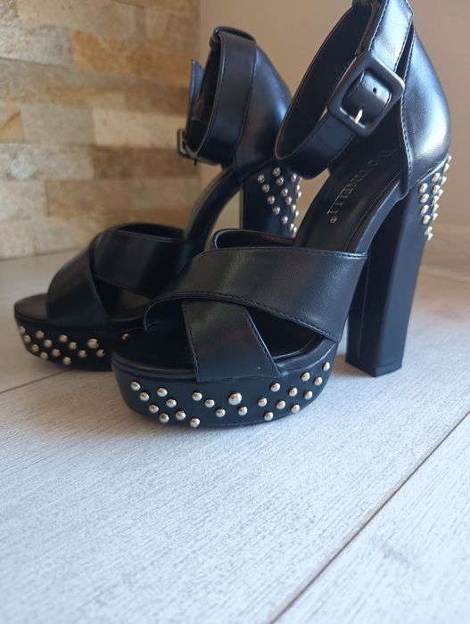 Сандали на висок ток