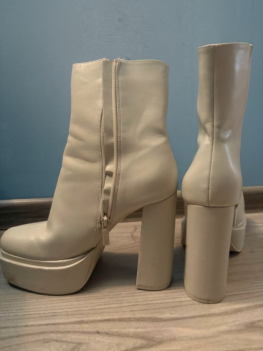 Ghete Zara cu toc alb-crem