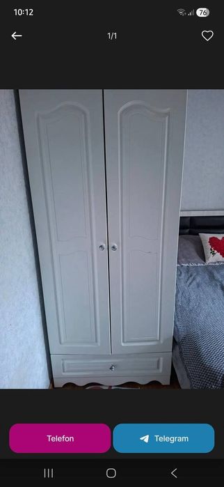 Oq rangli shkaf va kravat