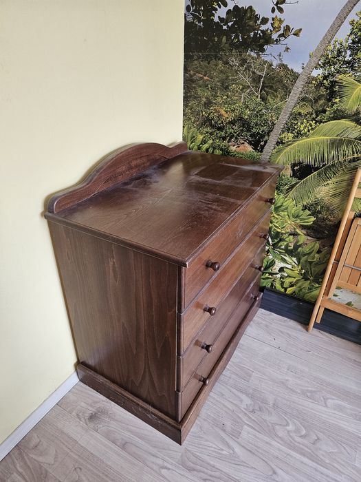 Дървен скрин за дрехи