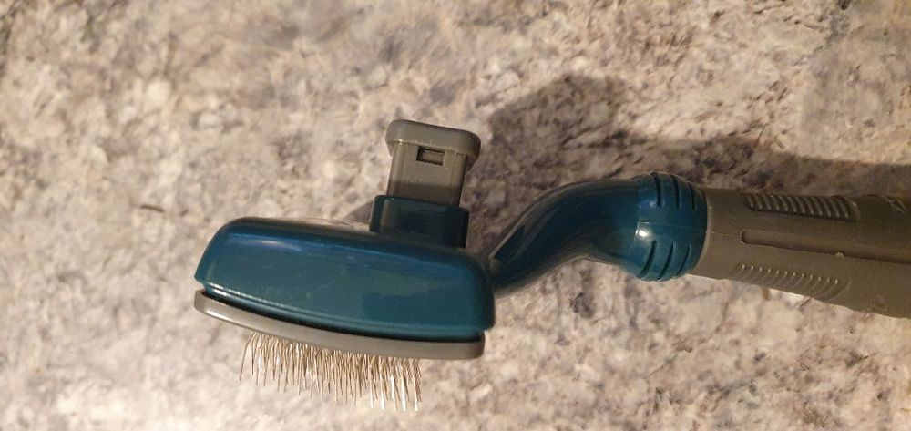 Perie animale caini/pisici, autocuratare cu buton, noua sigilata