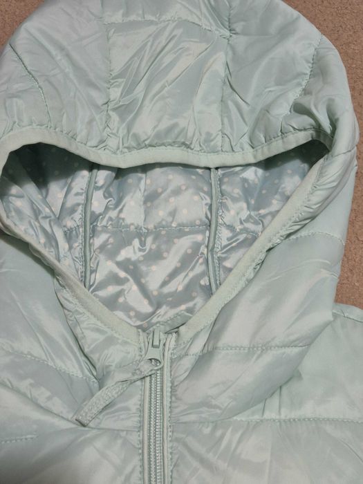 Geaca matlasata de la The Outerwear, cu gluga, pentru adolescente.