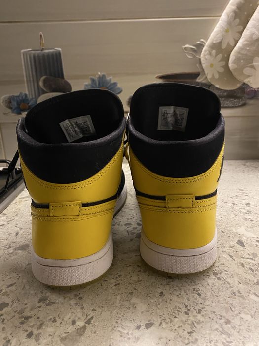 Jordan 1 mid black and yellow