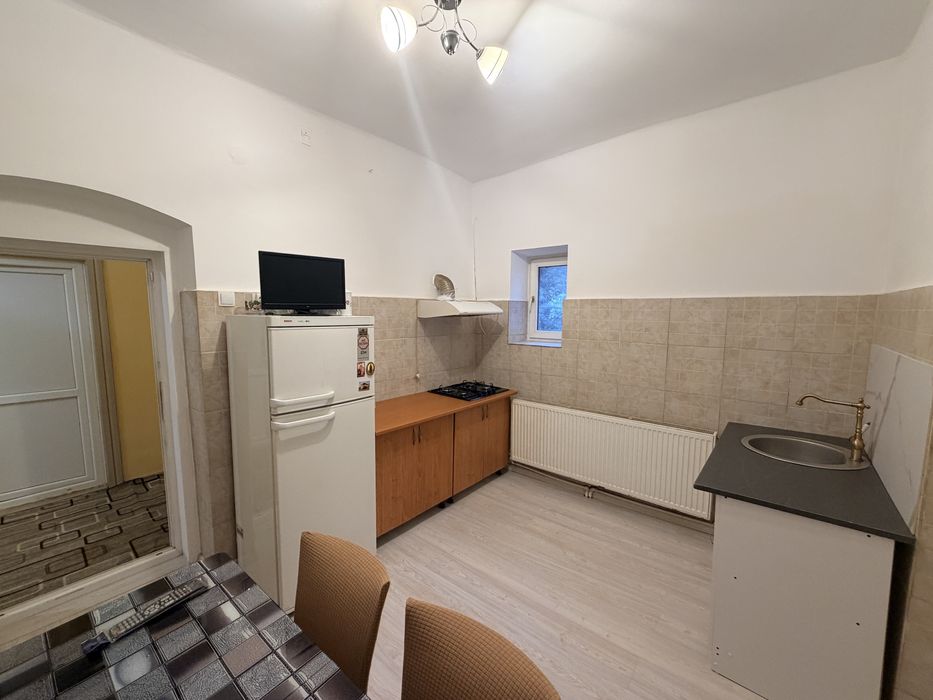 Inchiriez casa-spatiu comercial
