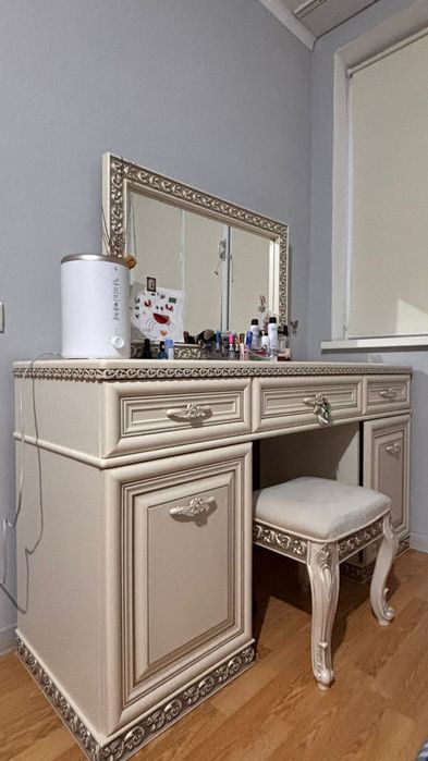 СРОЧНО  продается Туалетный столик + пуф