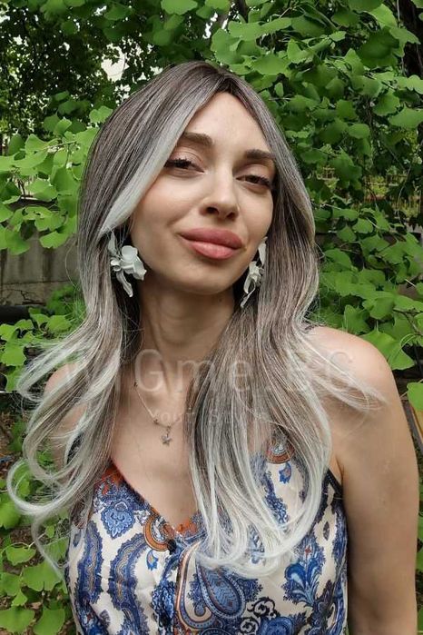 Дълга сребристо руса чуплива перука Силвър