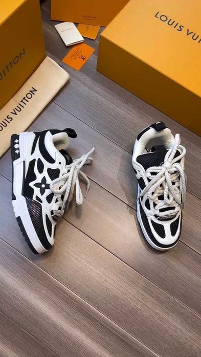 Мъжки сникърси цветове черно и бяло Louis Vuitton