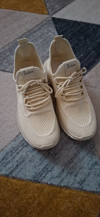 Продам женские кроссовки