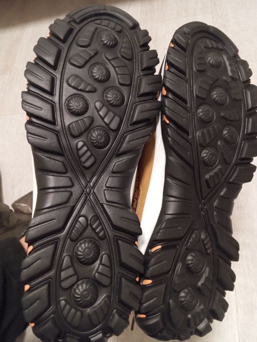 Продам новые кроссовки размер 43