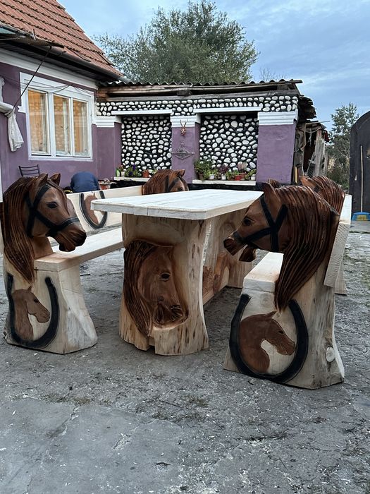 Mobilier din lemn masiv, sculptat, pentru iubitorii de cai