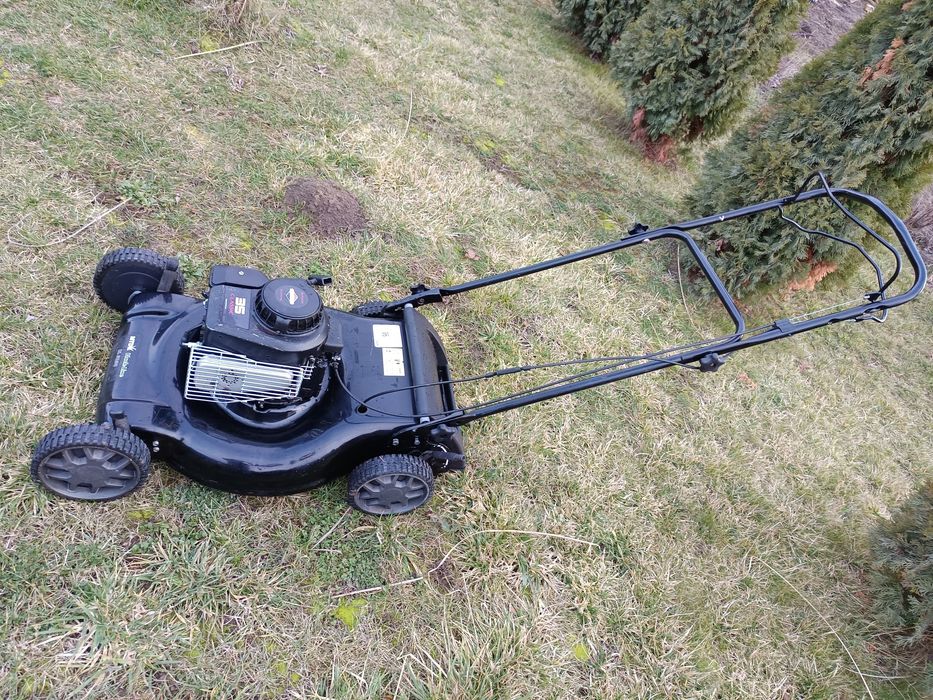Mașină tuns iarba cu tracțiune