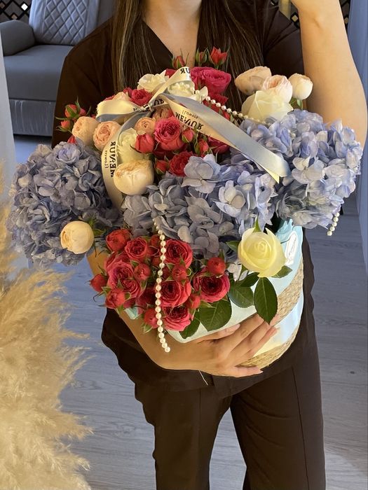 Букет цветов на корзинке