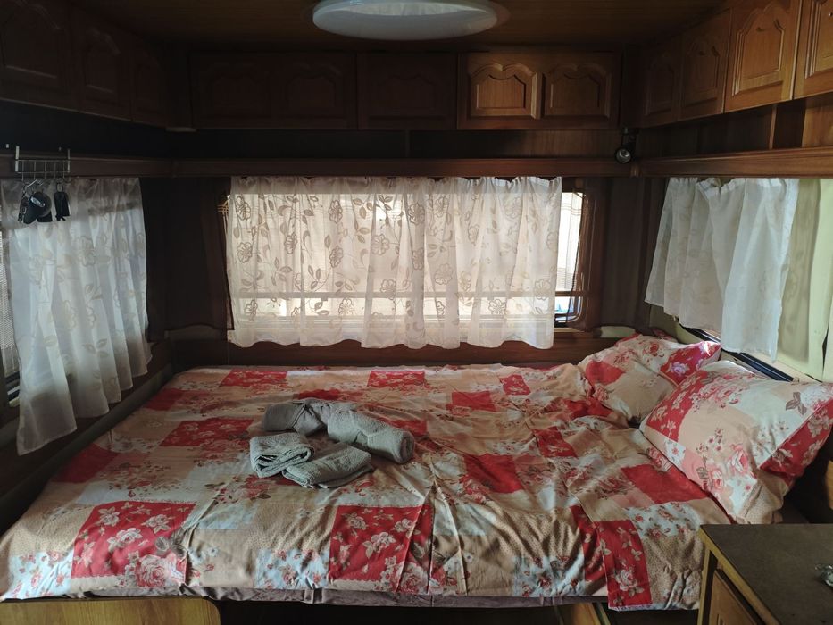 Под наем каравана с навес на къмпинг Атлиман Китен