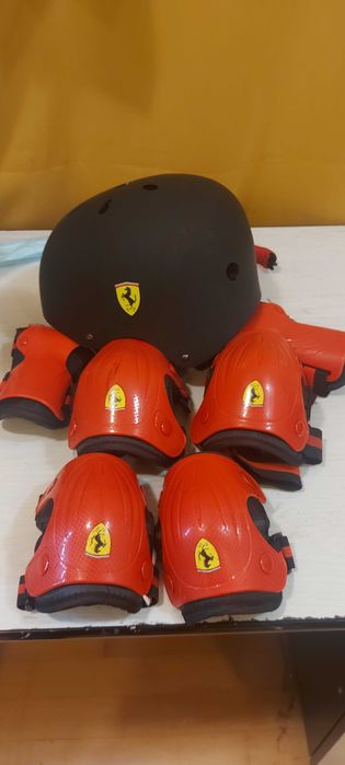 Ферари Каска и протектори за колене, лакти и китки