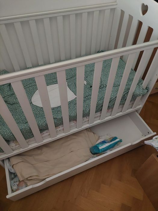 Vand  patuț din lemn masiv
