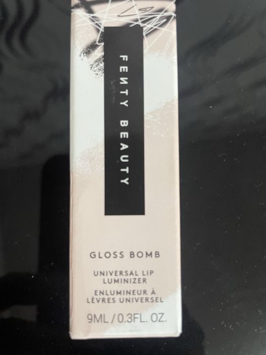 Luciu de buze hidratant Fenty Beauty