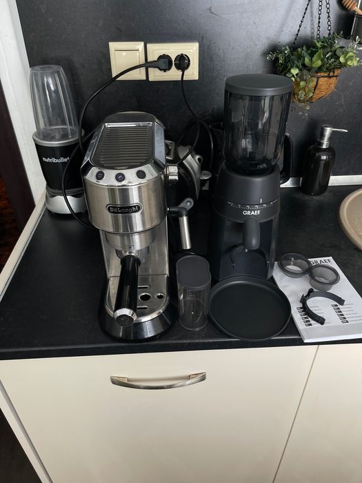 Кафемашина Delonghi Dedica + Конусна кафемелачкаDelonghi