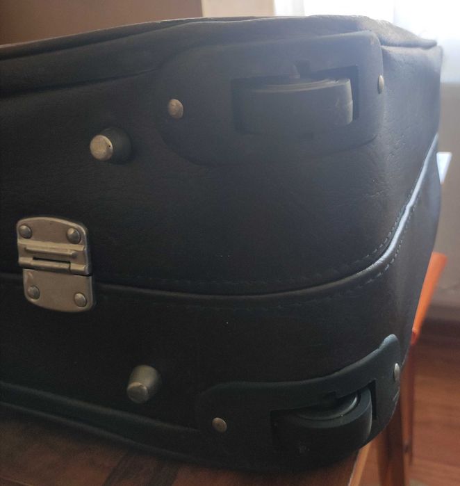 Troller / geamantan cu 2 role, stare f. buna, cca 70 x 50 x 15 cm, piele ecologica rezistenta si impermeabila, cheie