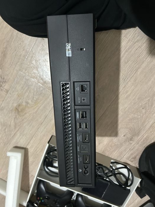 XBOX ONE, объем памяти 500 gb, 2 оригинальных геймпада