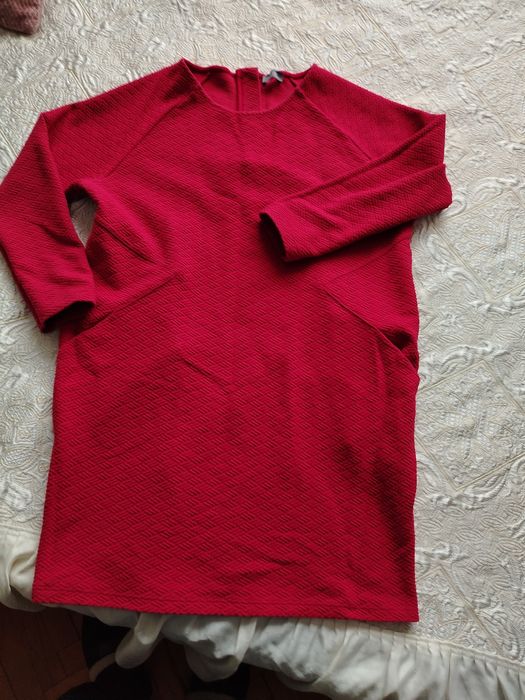 Ярко червена рокля от плътна матетия