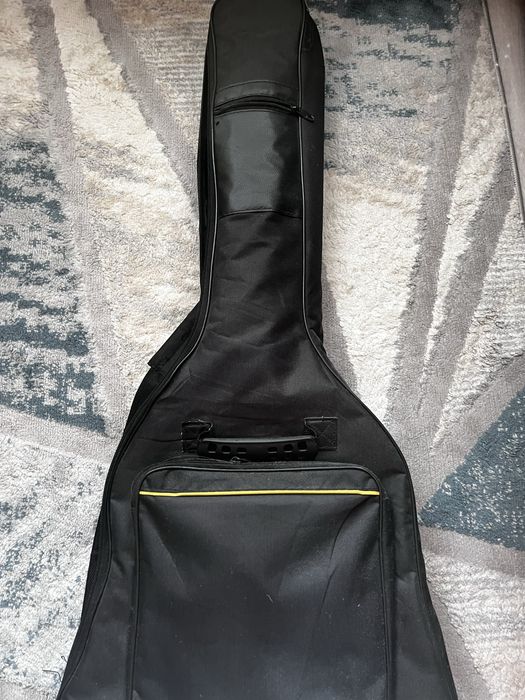 Акустическая гитара вместе с чехлом