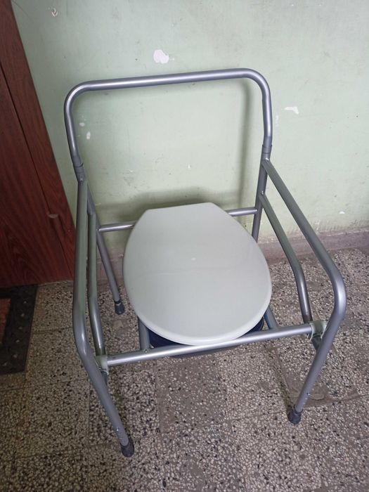 Ролатор и Инвалиден тоалетен стол