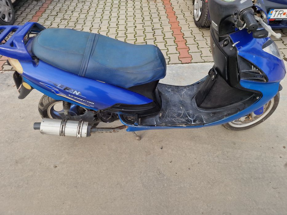 Vând scuter cu toate actele  de 50cc 4t
