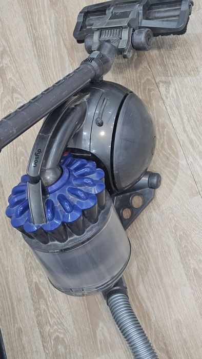 Пылесос рабочий модели "Dyson"