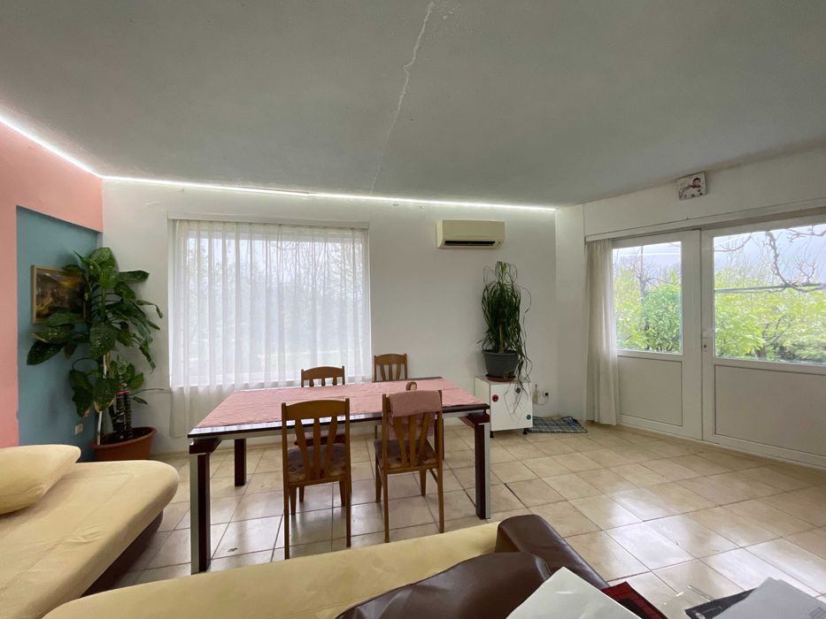 Монолитна къща с гараж