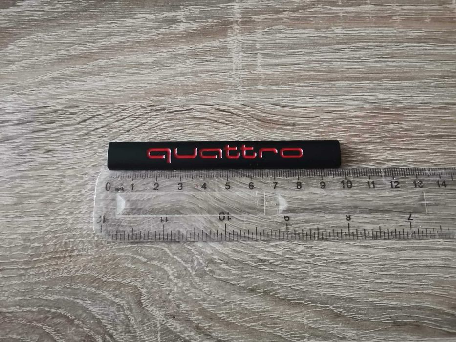 Audi Quattro черно с червено метална емблема