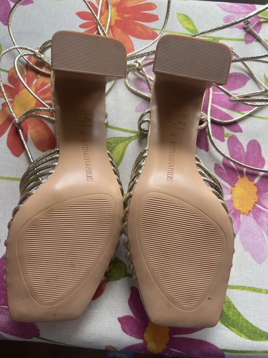 Sandale aurii legate pe picior