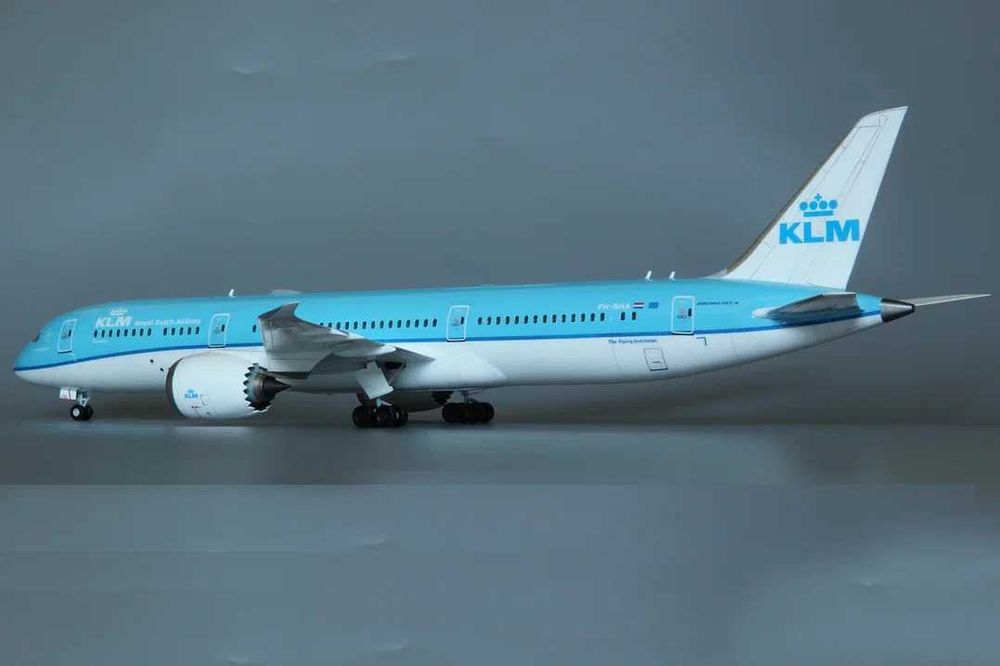 Модель самолёта Boeing 787-900