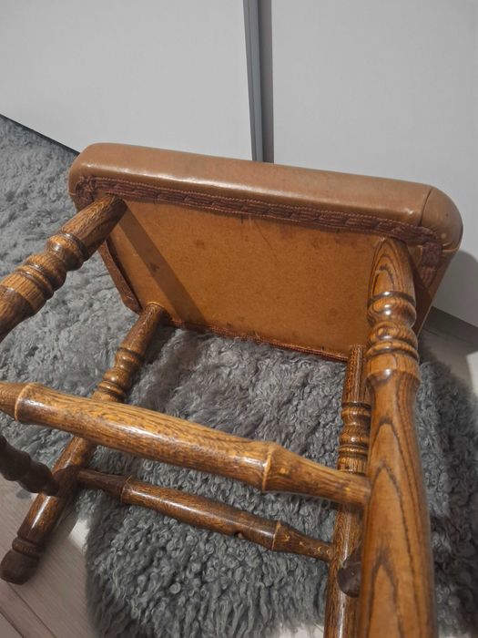 Кожена табуретка