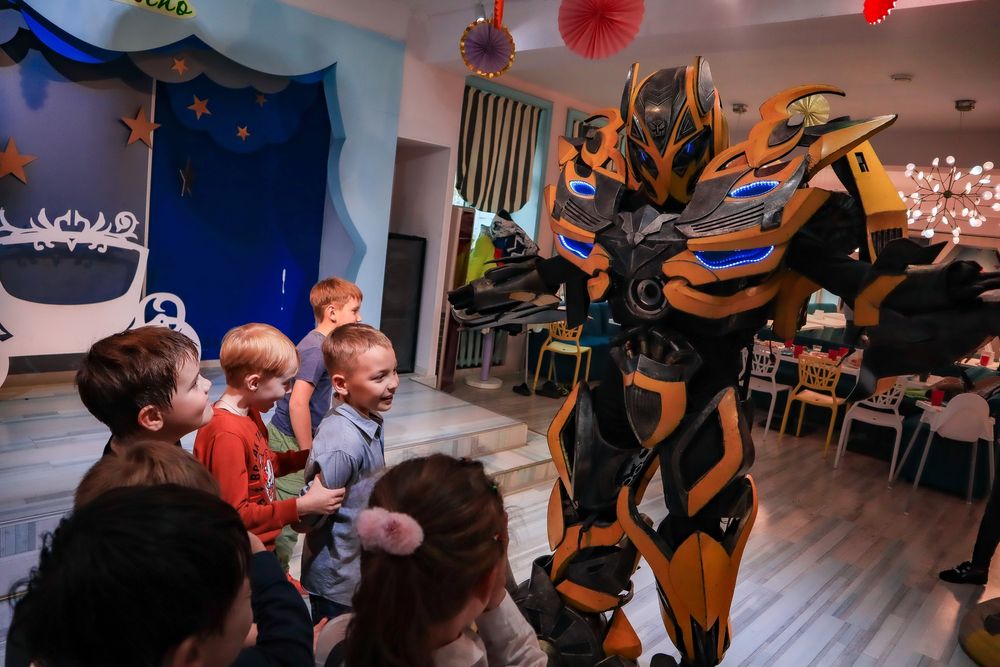 Аниматоры Алматы Роботы трансформеры Оптимус прайм и Бамблби