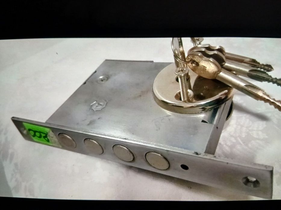 Срочно продам замок вырезной 4 ключей