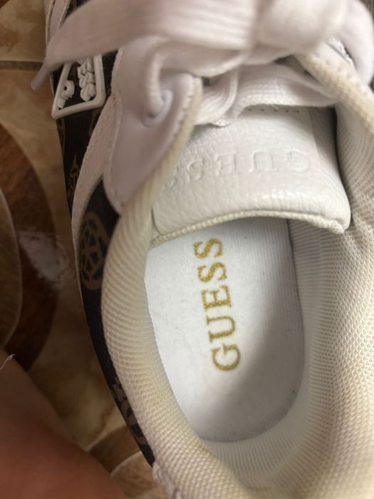 Adidași de vânzare