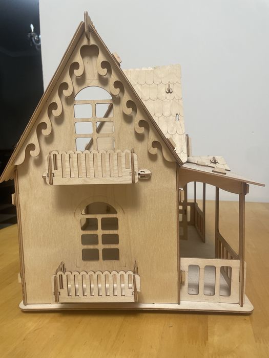 Двухэтажный кукольный домик