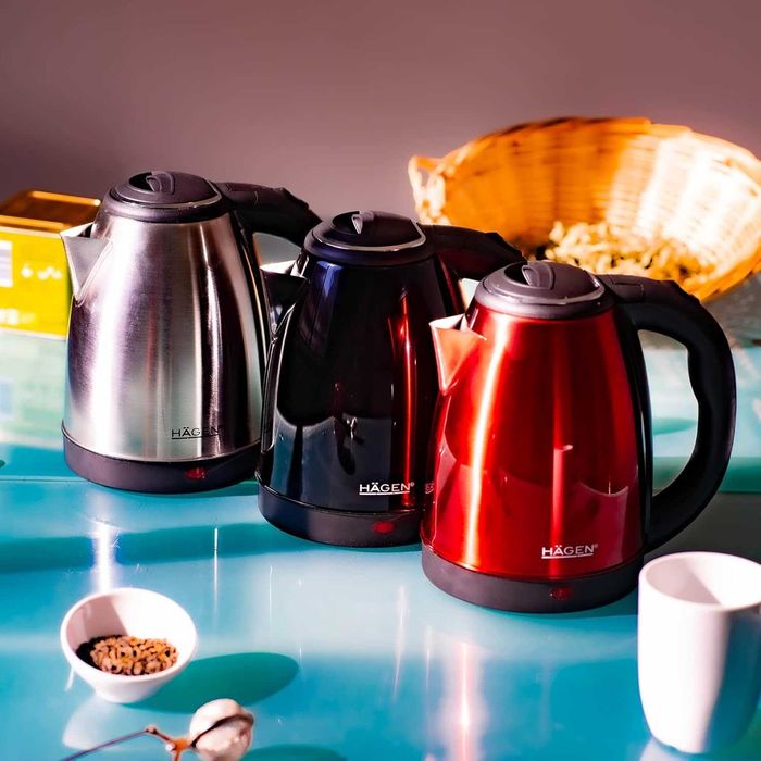 Hagen HA5525-RED Компактна електрическа кана от неръждаема стомана, основа 360°, капацитет 1.8 л, мощност 1500 W