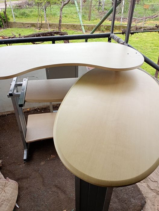 Продавам бюро с подвижен плот