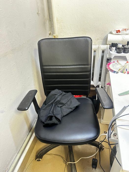 Продам маникюрный столик и кресло