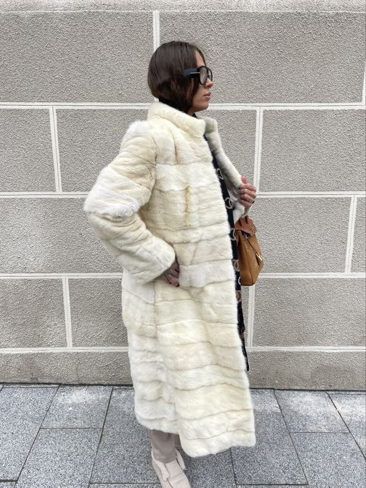 Haina lunga din blana naturala de vizon culoarea untului