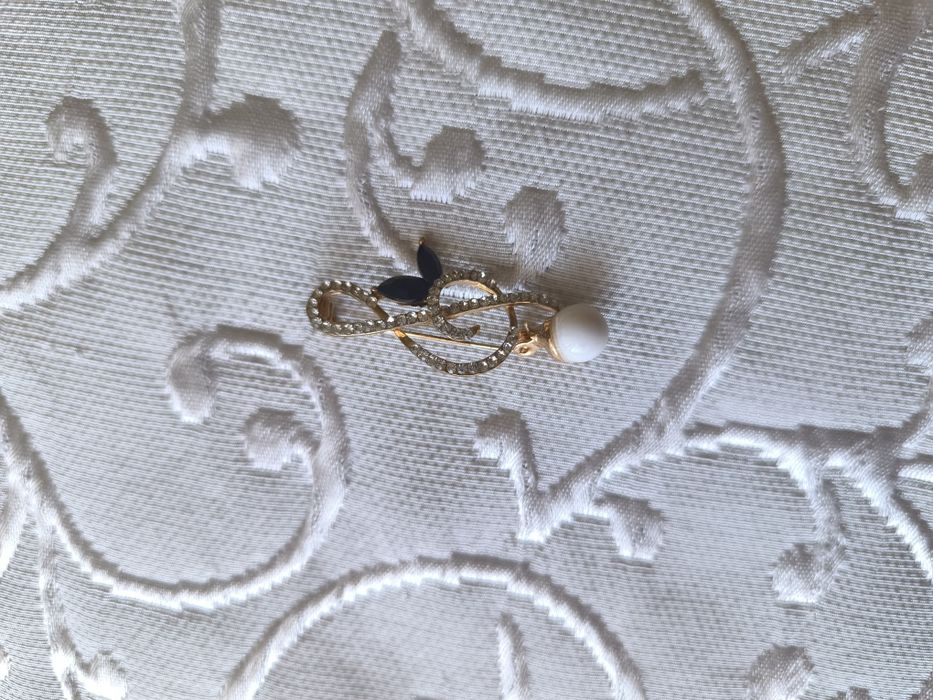 Флорални брошки, брошки с камъни