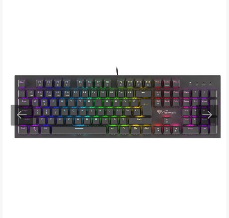 Продава се компютър с един монитор и периферия