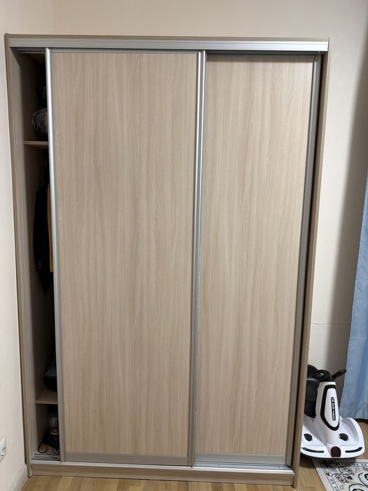 Продам двудверный шкаф