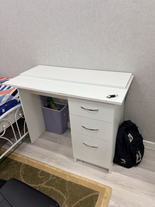 Продам стол с полками