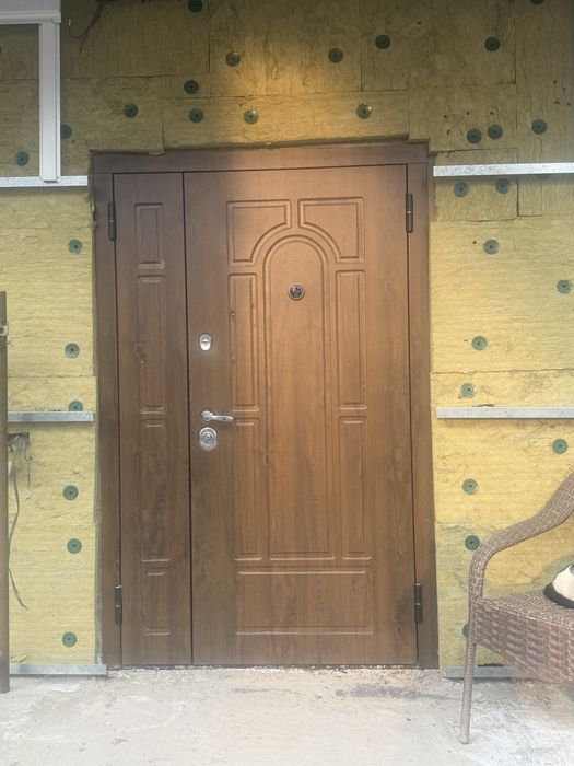 Продам б/у входную дверь!