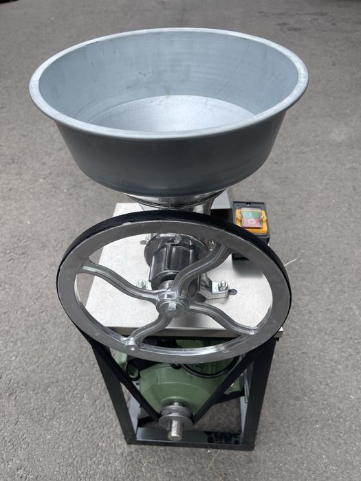 Masină de tocat carne din aluminiu cu motor Nr 32  2,5 kW /1400 rpm,