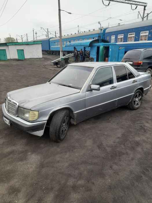 Продается мерседес 190. На полном ходу