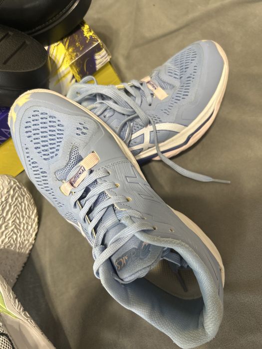 Продам туфли и кроссовки